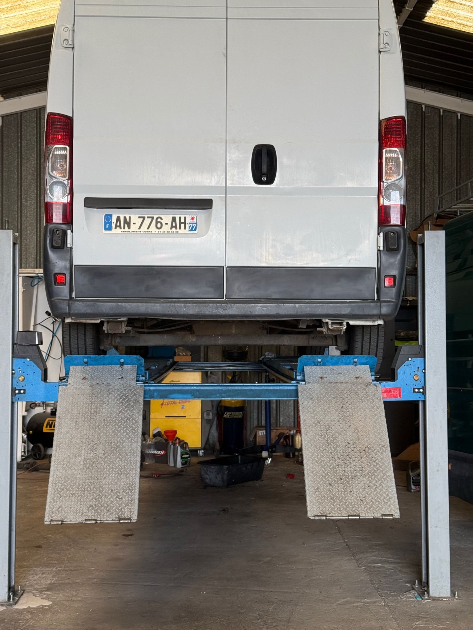 Entretien complet utilitaire diesel à Mitry-Mory avec remplacement des pneus, vidange moteur et géométrie des trains roulants.