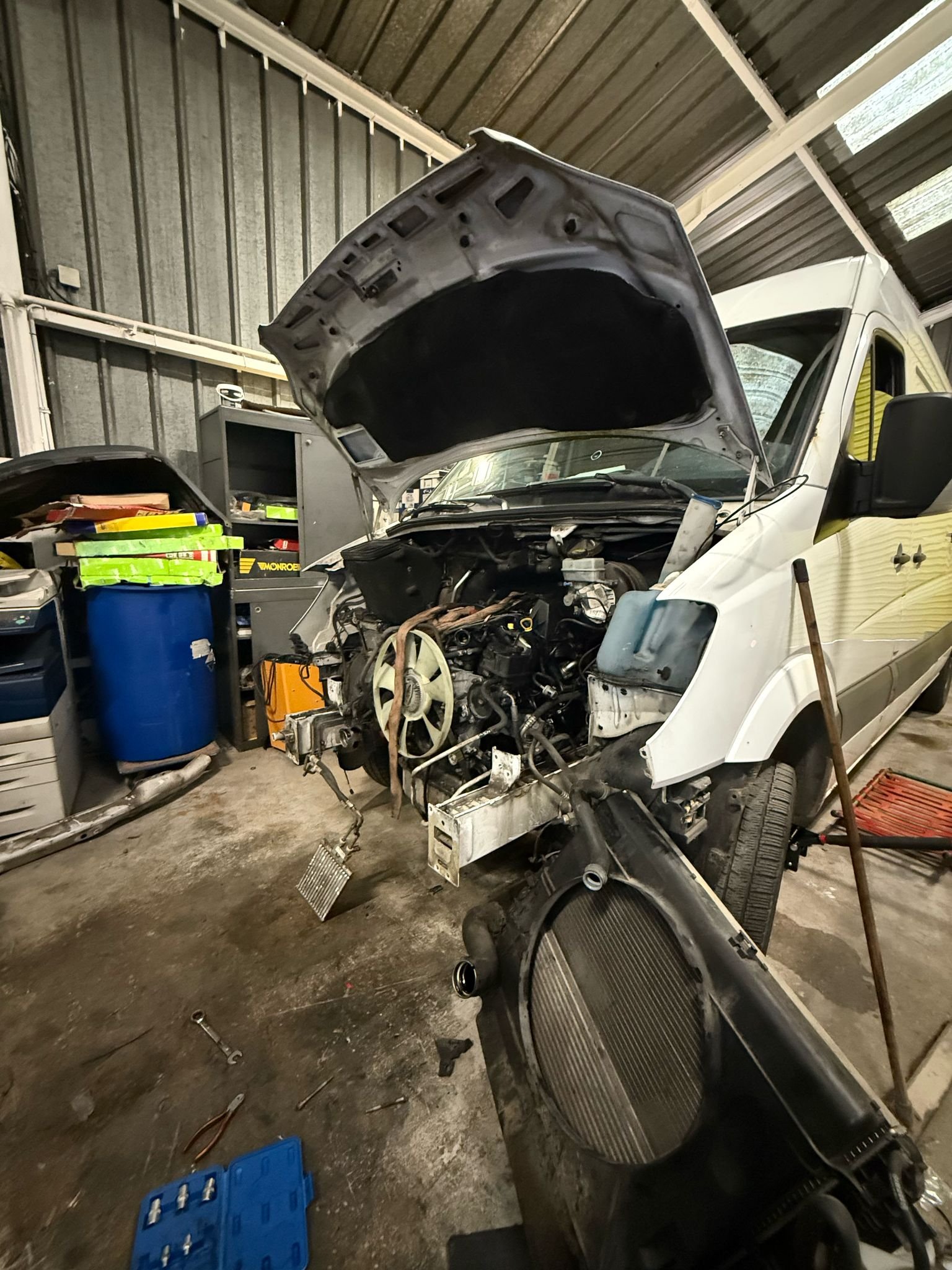 Réfection moteur Mercedes Sprinter 318 avec remplacement joints, pompe à huile, détendeur, vidange moteur et boîte.